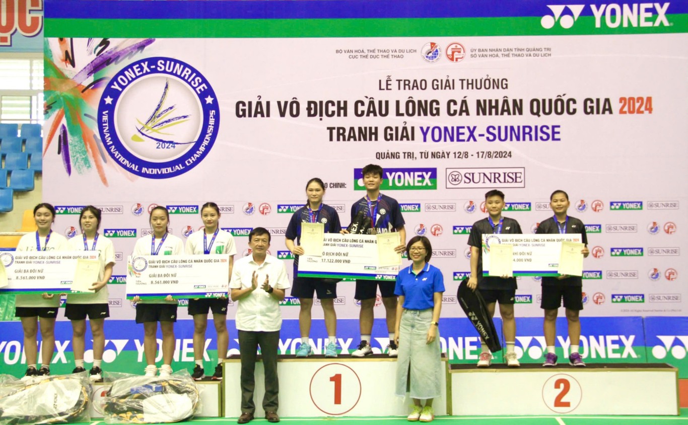 Ban tổ chức trao HCV, HCB, HCĐ k&egrave;m theo tiền thưởng v&agrave; qu&agrave; tặng cho c&aacute;c đ&ocirc;i VĐV ở nội dung đ&ocirc;i nữ - Ảnh: MĐ